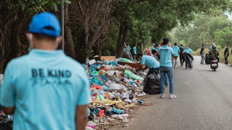 HARRIS Resort Waterfront dan HARRIS Hotel Batam Center Bersihkan Sampah di Tanjungriau