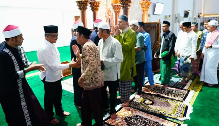 Jefridin Shalat Tarawih di Masjid Sultan Mahmud