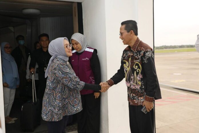 Wali Kota Batam Amsakar Achmad menyambut Menteri PPPA RI Arifah Choiri Fauzi di Bandara Hang Nadim, Rabu (23/4/2025).