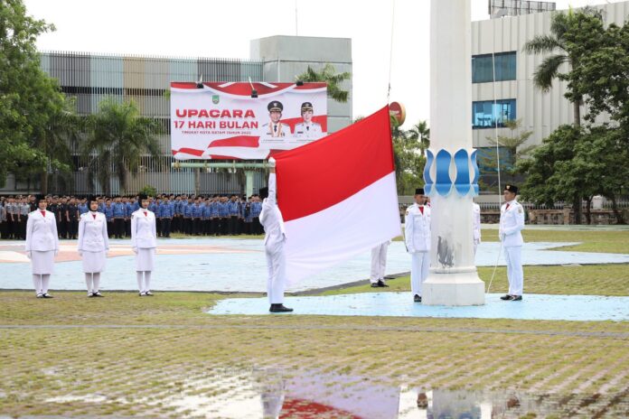 Wali Kota Batam, Amsakar Achmad, menjadi Inspektur Upacara dalam pelaksanaan Upacara Bendera 17 Hari Bulan Tingkat Kota Batam, di Dataran Engku Putri Kantor Wali Kota Batam, Kamis (17/4/2025).