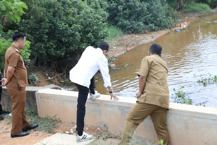 Wali Kota Batam, Amsakar Achmad melanjutkan peninjauan dengan meninjau langsung aliran sungai yang nantinya akan dilakukan normalisasi di kawasan depan RS Bhayangkara, Kecamatan Nongsa, Selasa(22/4/2025).