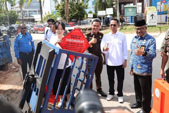 Pemko Batam Tertibkan 457 Reklame Liar, Pemilik Diberi Deadline