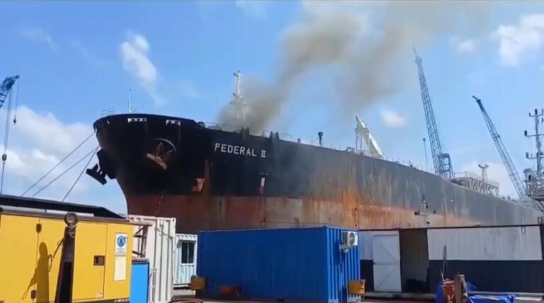 Kapal Tanker Terbakar di Galangan PT ASL Batam, 5 Pekerja Tewas
