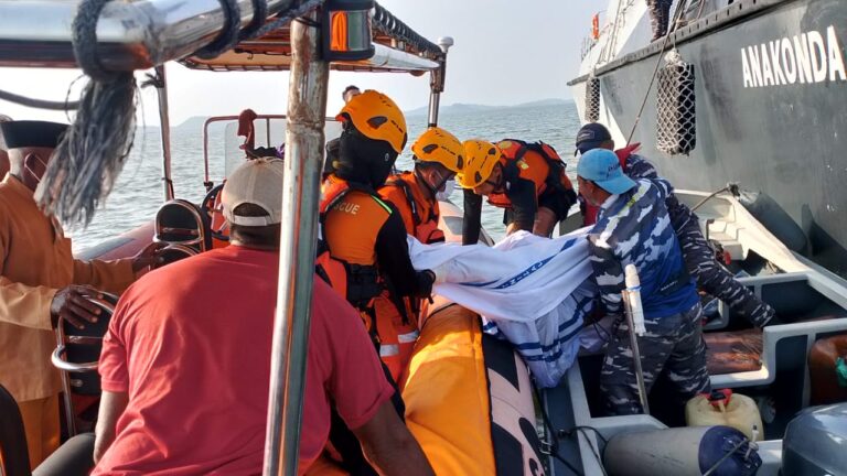Long Boat Tim Bola Tenggelam, Dua Nyawa Melayang