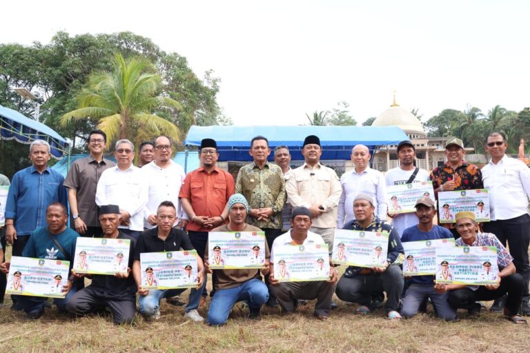Gubernur-DPRD Kepri Serahkan Alat Tangkap Ikan ke Pulau Kasu