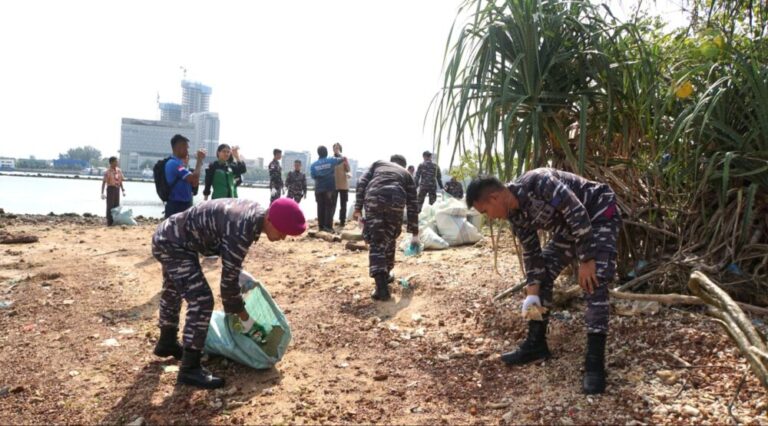 Bintahwil 2025: Ratusan Prajurit TNI AL Bersihkan Laut Batam