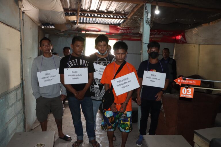 Rekonstruksi Pembunuhan Brutal di Café Marbun Sagulung
