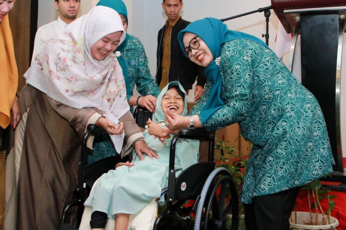 TP-PKK Batam Serahkan 30 Kursi Roda bagi Disabilitas TP-PKK Batam Serahkan 30 Kursi Roda bagi Disabilitas
