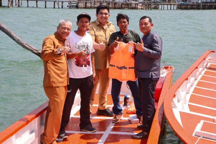 Bupati Roby Serahkan Bantuan untuk Nelayan Bintan Bupati Roby Serahkan Bantuan untuk Nelayan Bintan