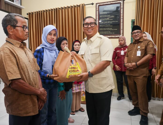 Wagub Kepri Salurkan Bantuan Sosial di Tanjungpinang Wagub Kepri Salurkan Bantuan Sosial di Tanjungpinang