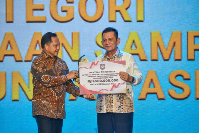 Kepri Raih Terbaik II Pengelolaan Sampah Regional Kepri Raih Terbaik II Pengelolaan Sampah Regional