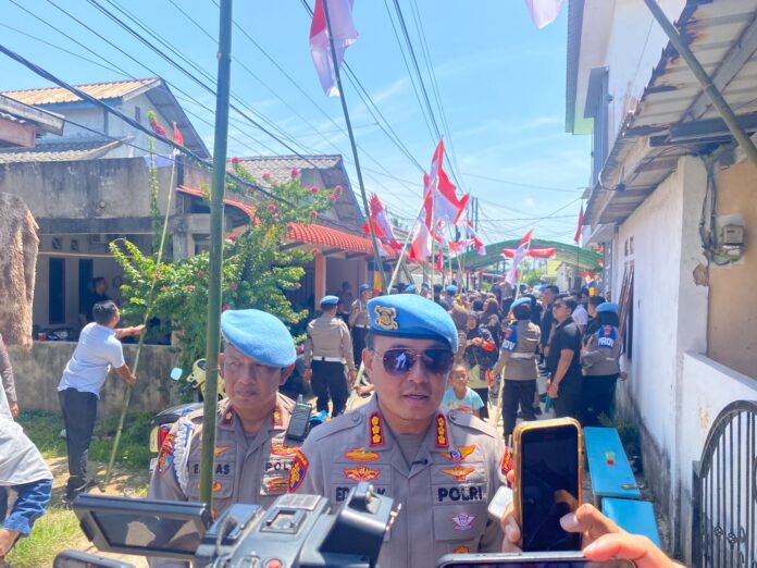 Bidpropam Polda Kepri Bagikan Bendera Merah Putih Bidpropam Polda Kepri Bagikan Bendera Merah Putih