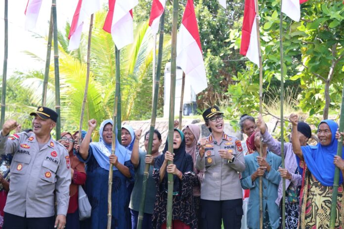 Polda Kepri Bagikan Bendera di Belakang Padang Polda Kepri Bagikan Bendera di Belakang Padang