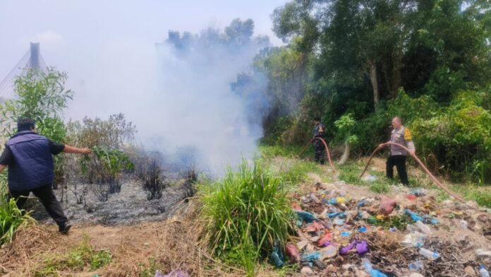 Respon Cepat Polsek Bulang Tanggapi Kebakaran Lahan Respon Cepat Polsek Bulang Tanggapi Kebakaran Lahan