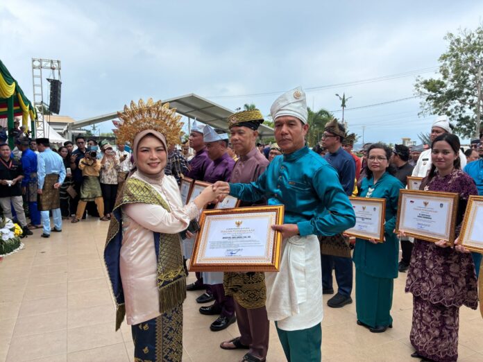 BNNP Kepri Terima Penghargaan dari Pemprov Kepri BNNP Kepri Terima Penghargaan dari Pemprov Kepri